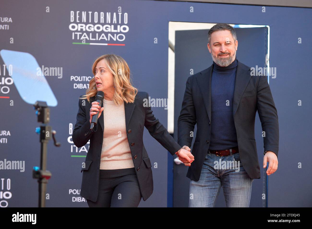 Italien, Rom, 17. Dezember 2023: Der italienische Premierminister Giorgia Meloni, Sekretär der Partei Fratelli d'Italia, während des Treffens "Atreju 2023". Auf dem Bild mit Santiago Abascal, spanischer Politiker und Präsident der rechtsextremen Partei Vox Foto © Stefano Carofei/Sintesi/Alamy Live News Stockfoto