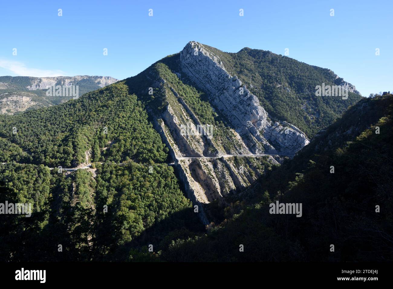 Schmale Bergstraße und Felsschichten in der Clue de Taulanne oder der Taulanne Schlucht im geologischen Reservat der Haute Provence bei Castellane France Stockfoto