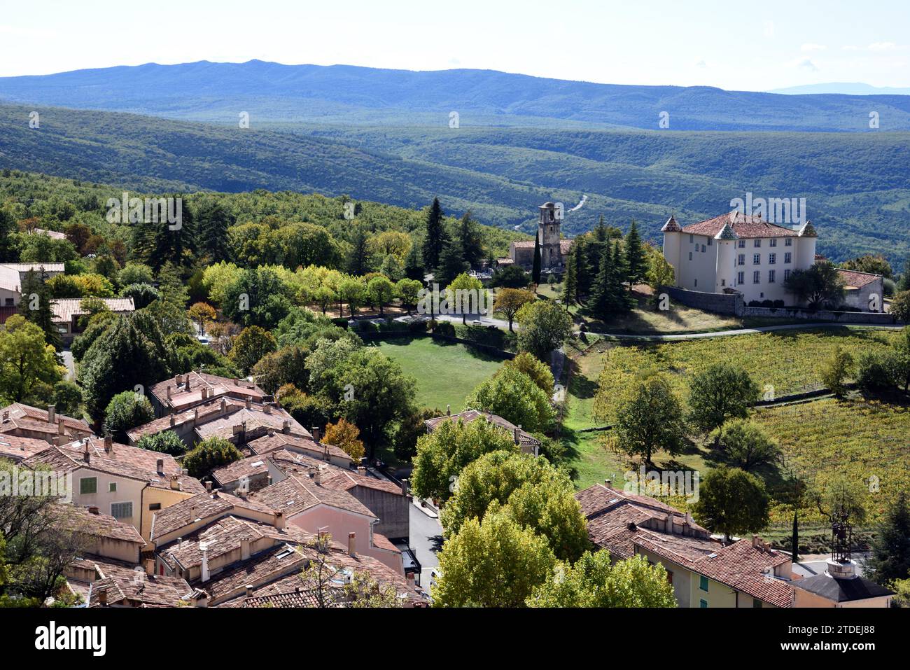 Panoramablick über das Dorf Aiguines, das Schloss Aiguines und die Weinberge Var Provence Frankreich Stockfoto