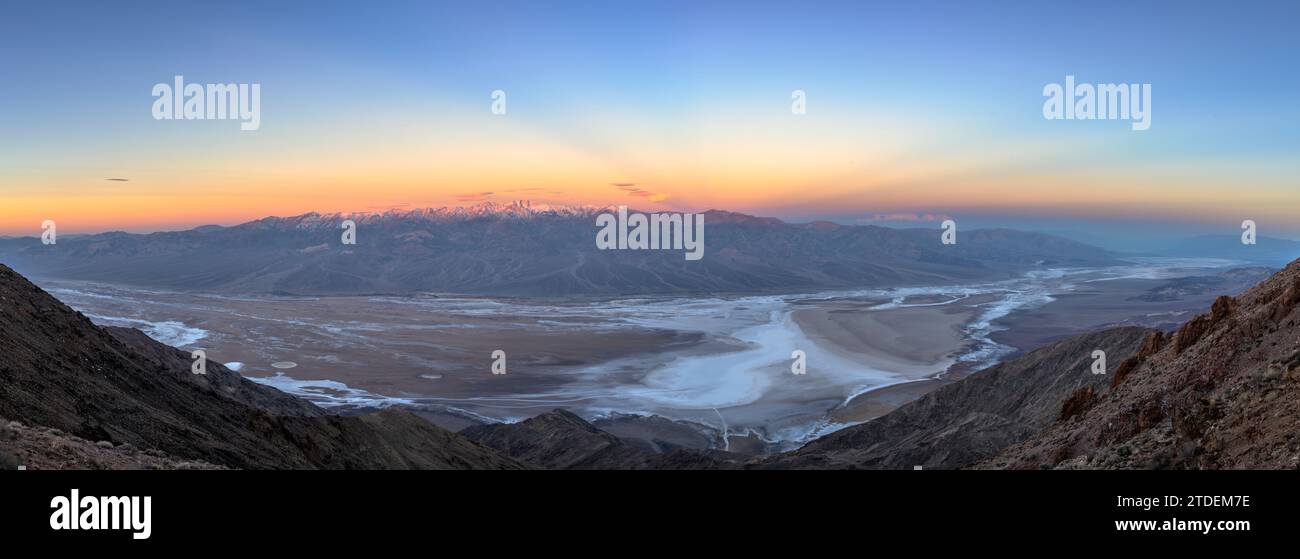 Panoramablick von Dantes Blick über das Badwater Basin zu den Panamint Mountains; Death Valley National Park, Kalifornien. Stockfoto