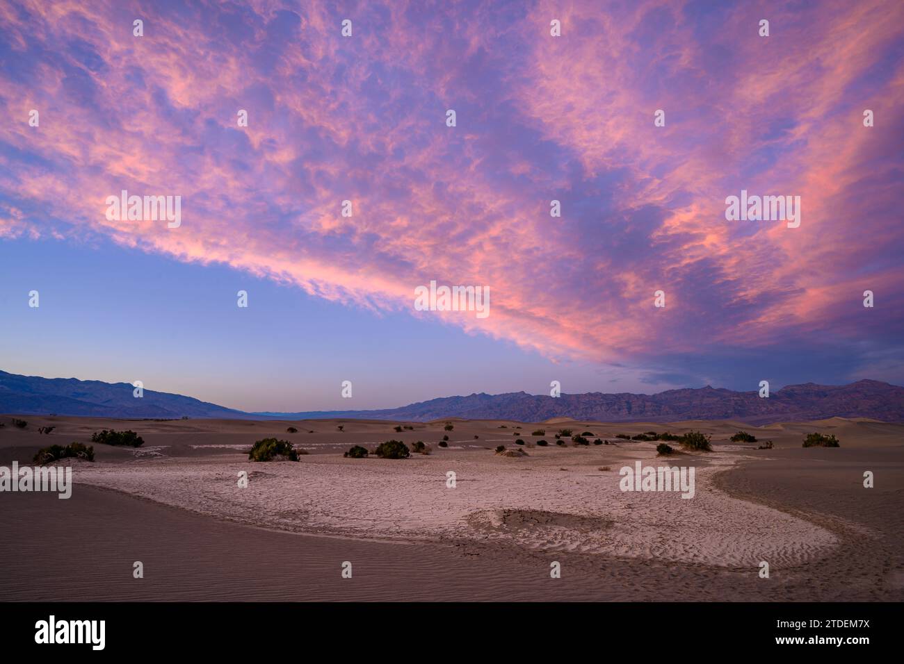 Playa und Sonnenuntergangswolken in den Mesquite Flat Sand Dunes im Death Valley National Park, Kalifornien. Stockfoto