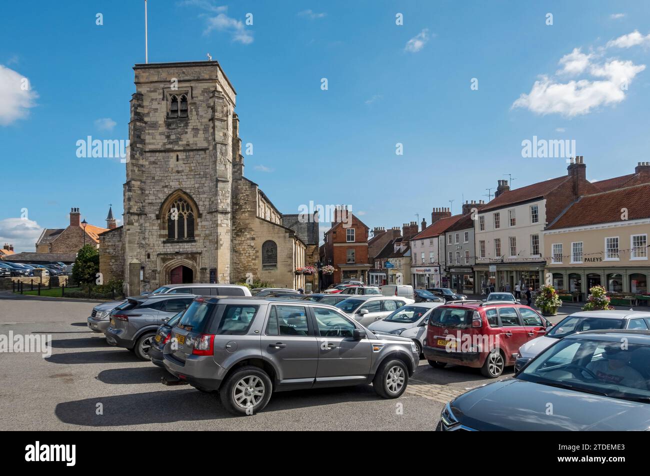 St. Michael's Kirche und Autos parkten auf dem Marktplatz im Sommer Malton Town North Yorkshire England Großbritannien Großbritannien Großbritannien Großbritannien Großbritannien Großbritannien Großbritannien Großbritannien Großbritannien Großbritannien Großbritannien Großbritannien Stockfoto