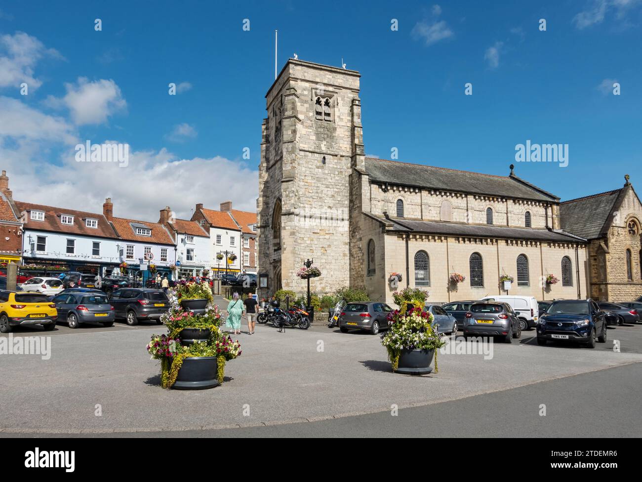 St Michael's Kirche und Autos parken auf dem Summer Market Place Malton North Yorkshire England Großbritannien Großbritannien Großbritannien Großbritannien Großbritannien Großbritannien Großbritannien Großbritannien Großbritannien Großbritannien Großbritannien Großbritannien Großbritannien und Nordirland Stockfoto