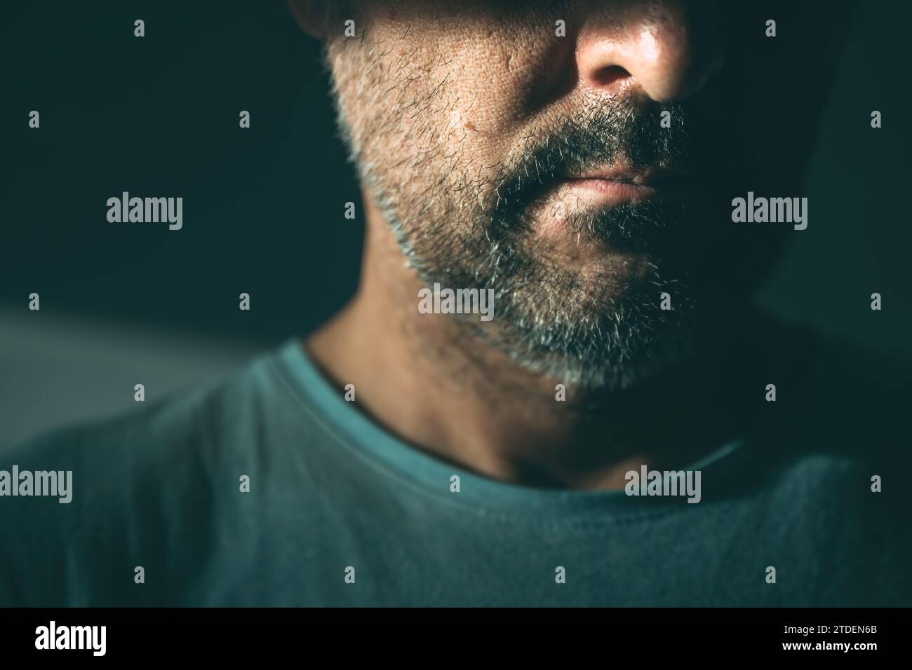 Midlife Crisis des Mannes mittleren Alters. Nahaufnahme Porträt eines Menschen in den 40er Jahren in einem depressiven Zustand, traurig und hoffnungslos. Selektiver Fokus. Stockfoto