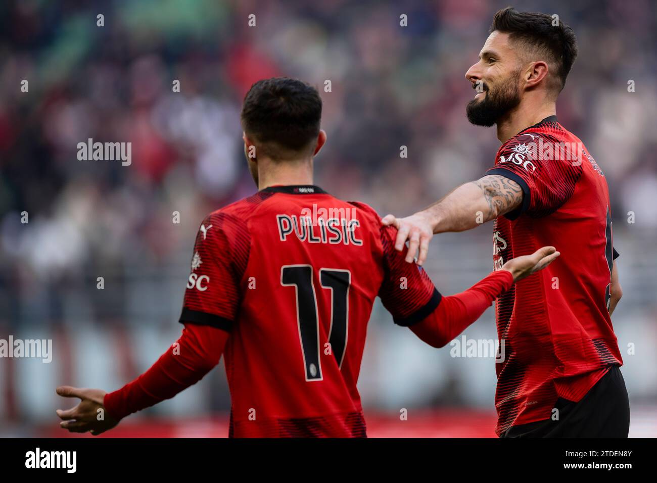 Mailand, Italien. 18. Dezember 2023. Olivier Giroud vom AC Milan spricht mit Christian Pulisic vom AC Milan während des Fußballspiels der Serie A zwischen AC Milan und AC Monza. Quelle: Nicolò Campo/Alamy Live News Stockfoto