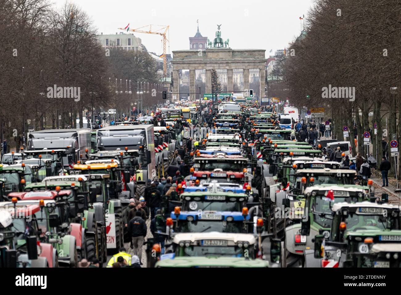Berlin, Deutschland. 18. Dezember 2023, Berlín: Deutsche Bauern protestieren mit ihren Traktoren vor dem Brandenburger Tor in Berlin. Foto: Fabian Sommer/dpa Credit: dpa Picture Alliance/Alamy Live News Stockfoto
