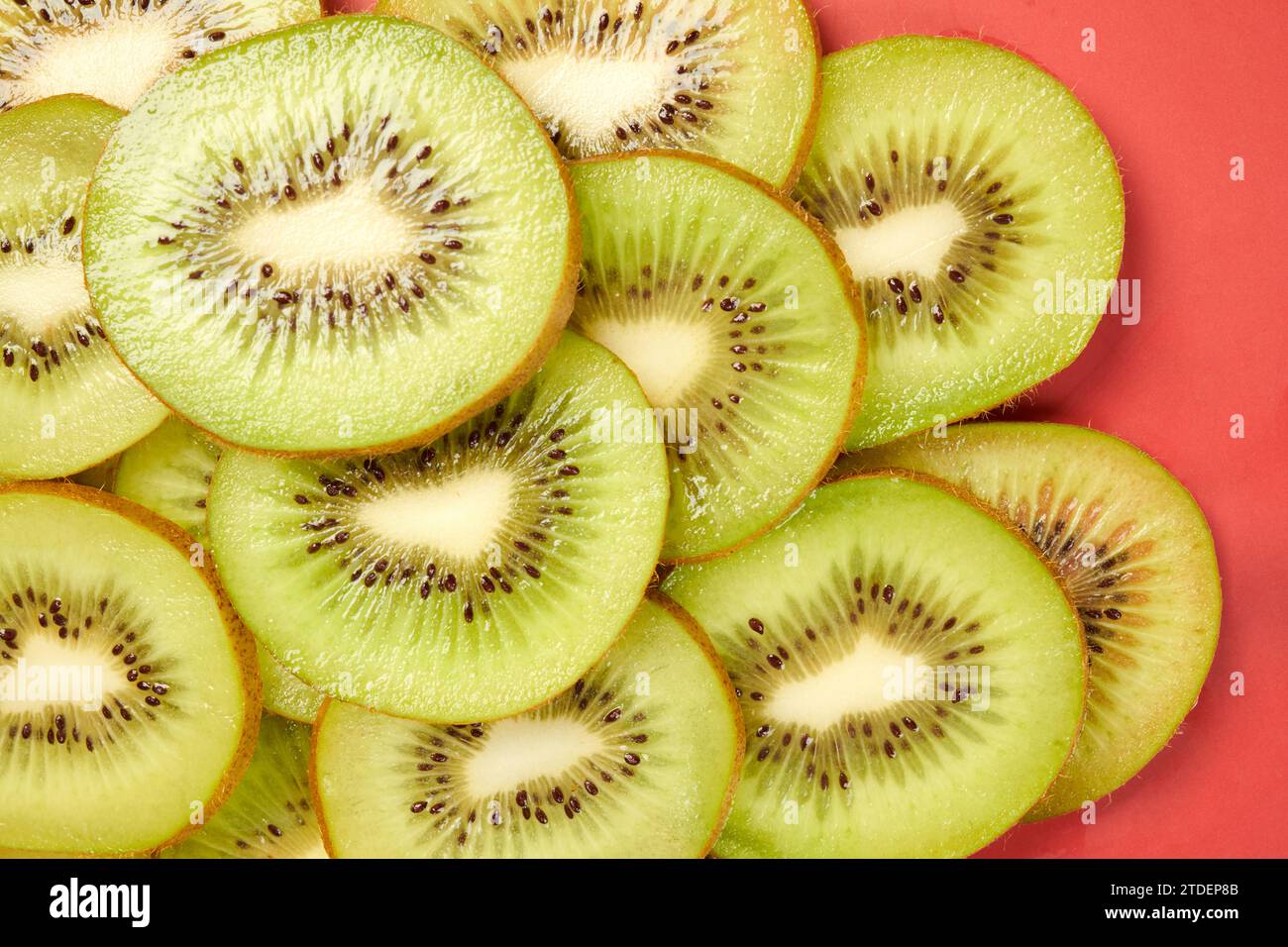 Kiwi in dünne Scheiben geschnitten für Kuchendekoration, Draufsicht Stockfoto