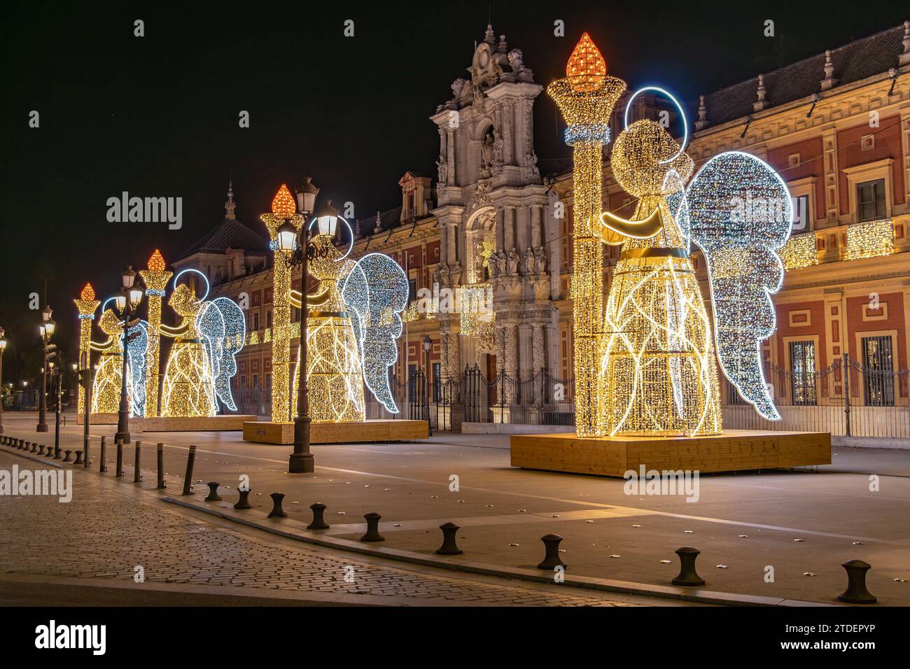 Weihnachtsbeleuchtung Dekoration in Form eines Engels, der eine Fackel aus dem Palast von San Telmo in Sevilla, Andalusien, Spanien, zu Weihnachten hält Stockfoto