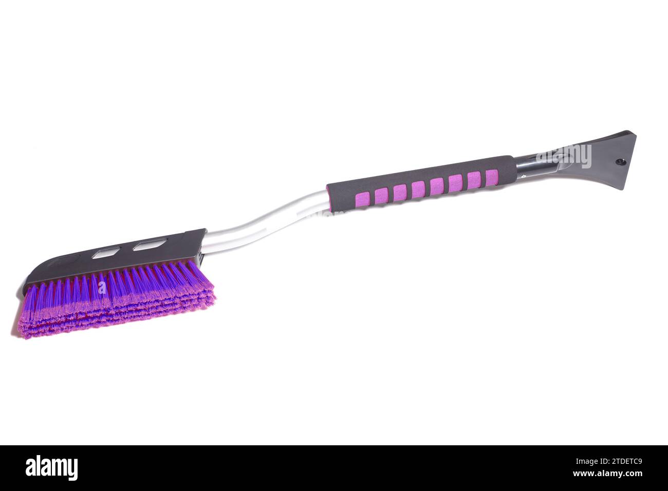 Autobürste mit einem Schaber zur Reinigung des Autos im Winter auf Schnee und Eis, isoliert auf weiß Stockfoto