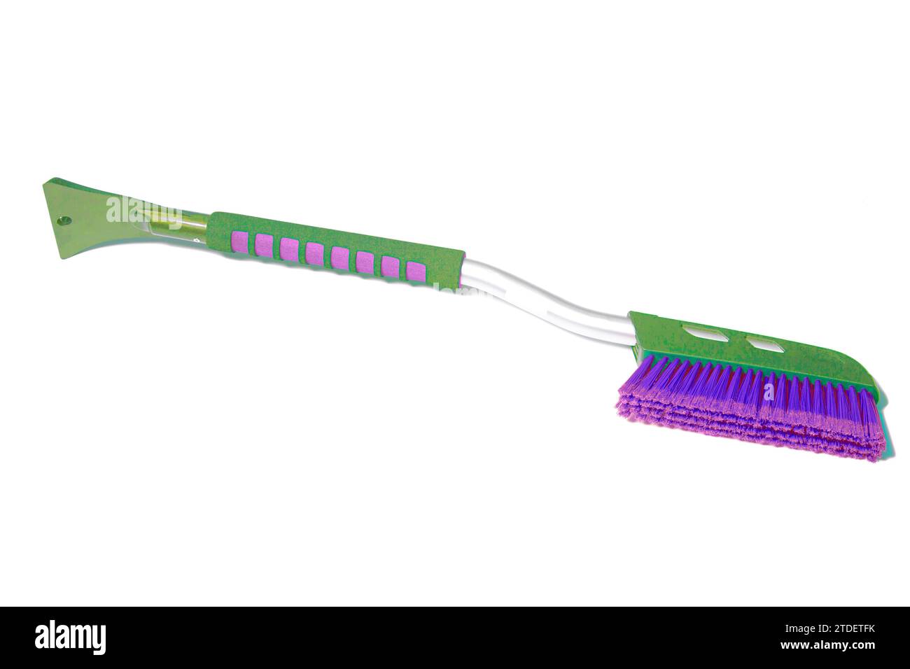 Autobürste mit einem Schaber zur Reinigung des Autos im Winter auf Schnee und Eis, isoliert auf weiß Stockfoto