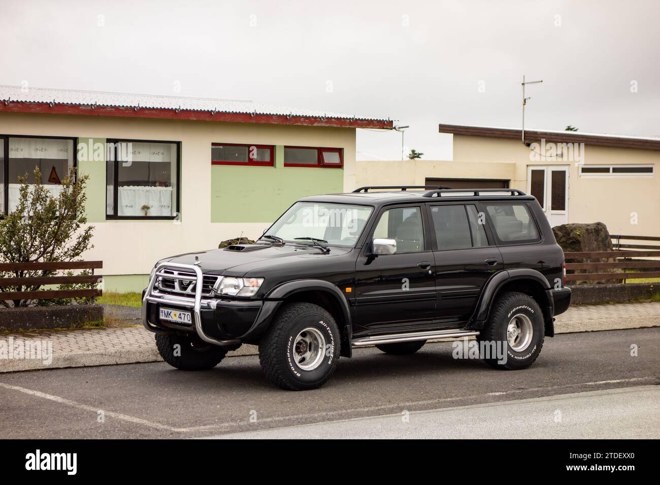 REYKJAVIK, ISLAND - 7. JULI 2014: Nissan Patrol GR 4WD SUV mit extremen Geländereifen in Island Stockfoto