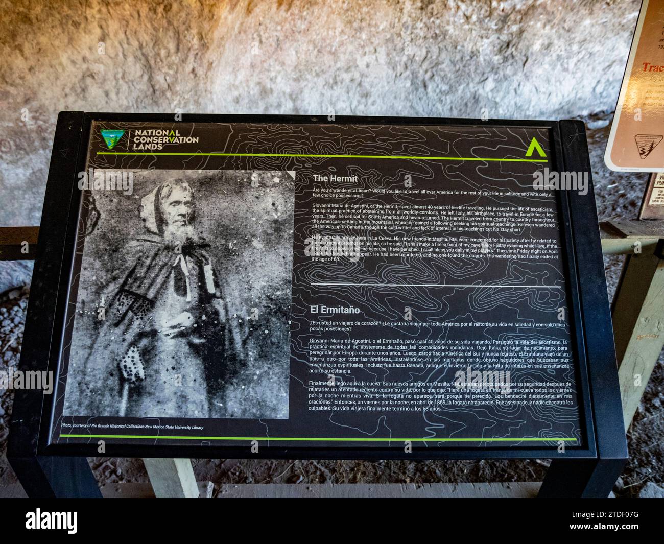 La Cueva Rock Shelter ist eine archäologische Stätte, die von fast 5.000 v. Chr. besiedelt wurde, am Dripping Springs Trail in Las Cruces, New Mexico, Vereinigte Staaten von Amerika Stockfoto