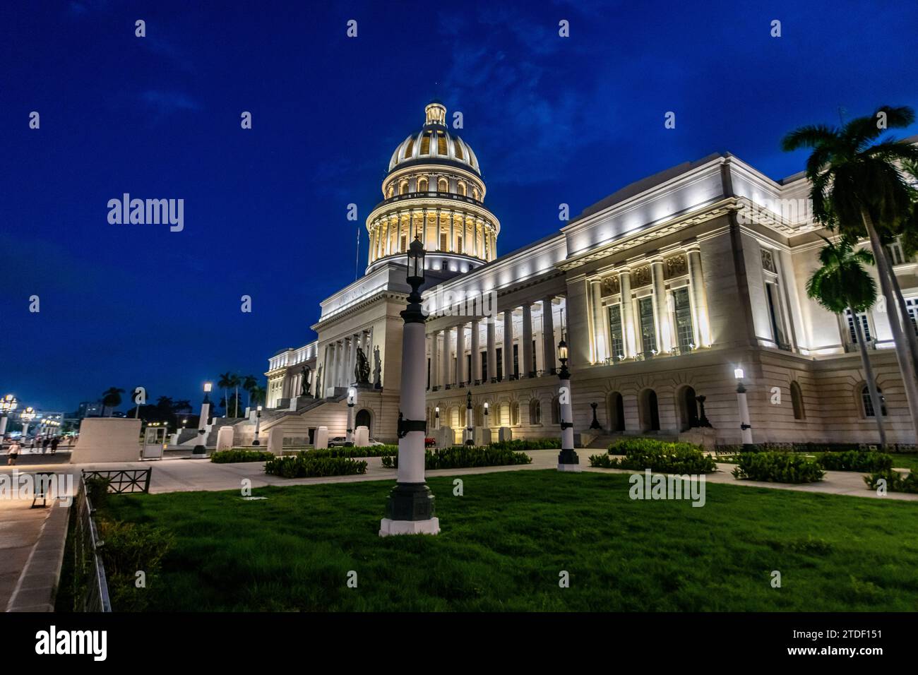 Nachtaufnahme des Parlaments von Havanna, Kuba, Westindien, Zentralamerika Stockfoto