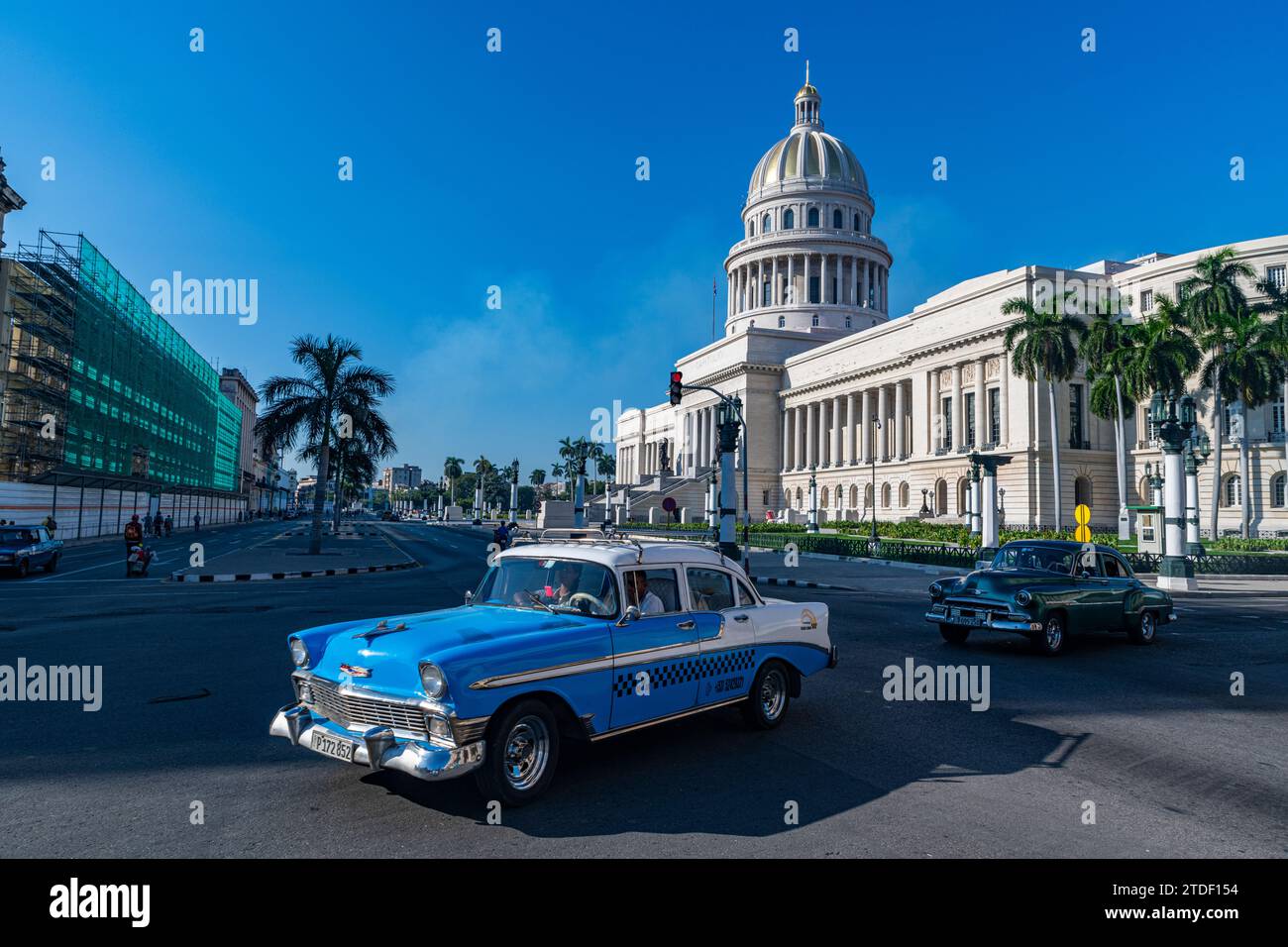 Oldtimer vor dem Theater von Havanna, Havanna, Kuba, Westindien, Mittelamerika Stockfoto