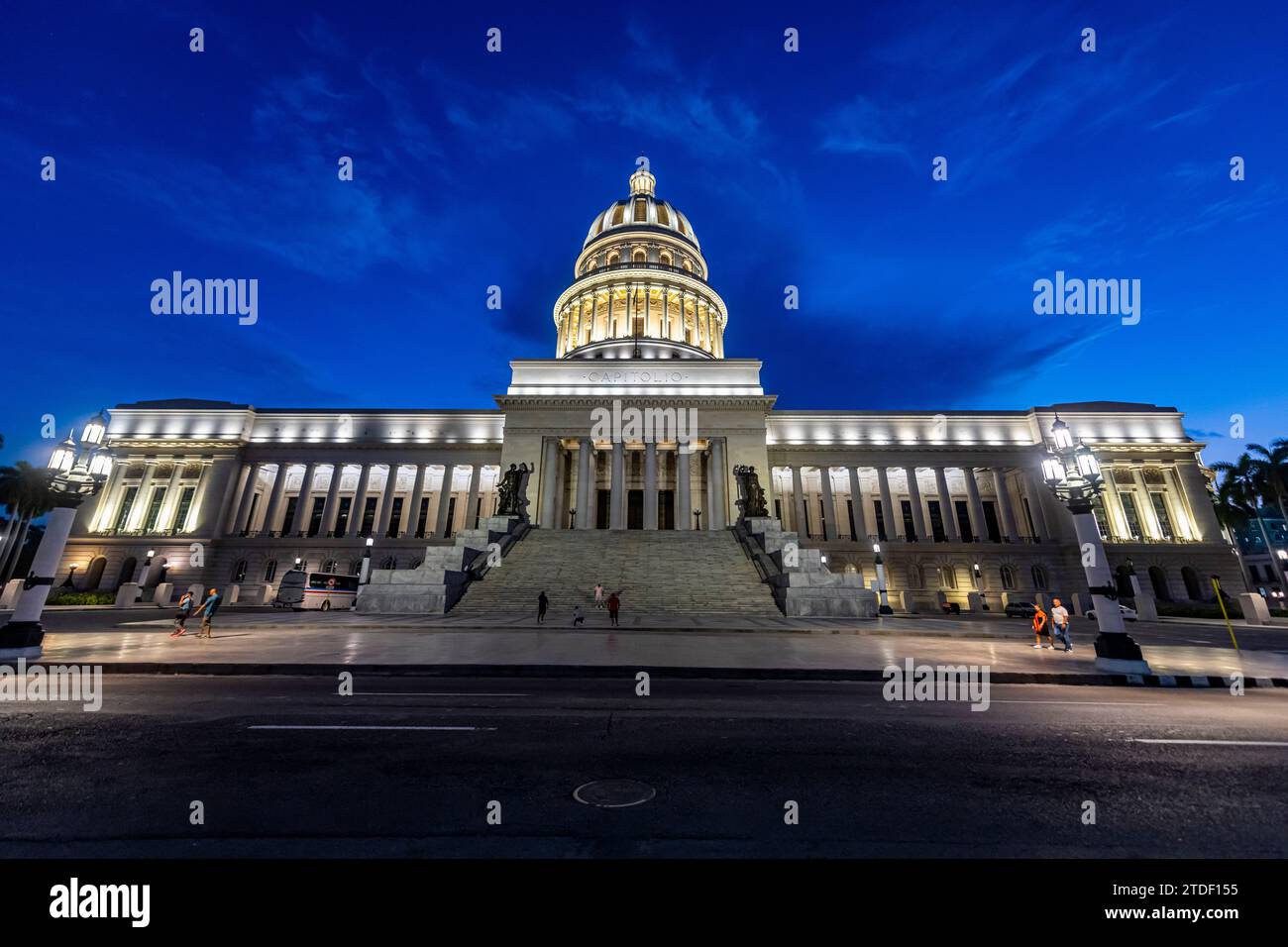 Nachtaufnahme des Parlaments von Havanna, Kuba, Westindien, Zentralamerika Stockfoto