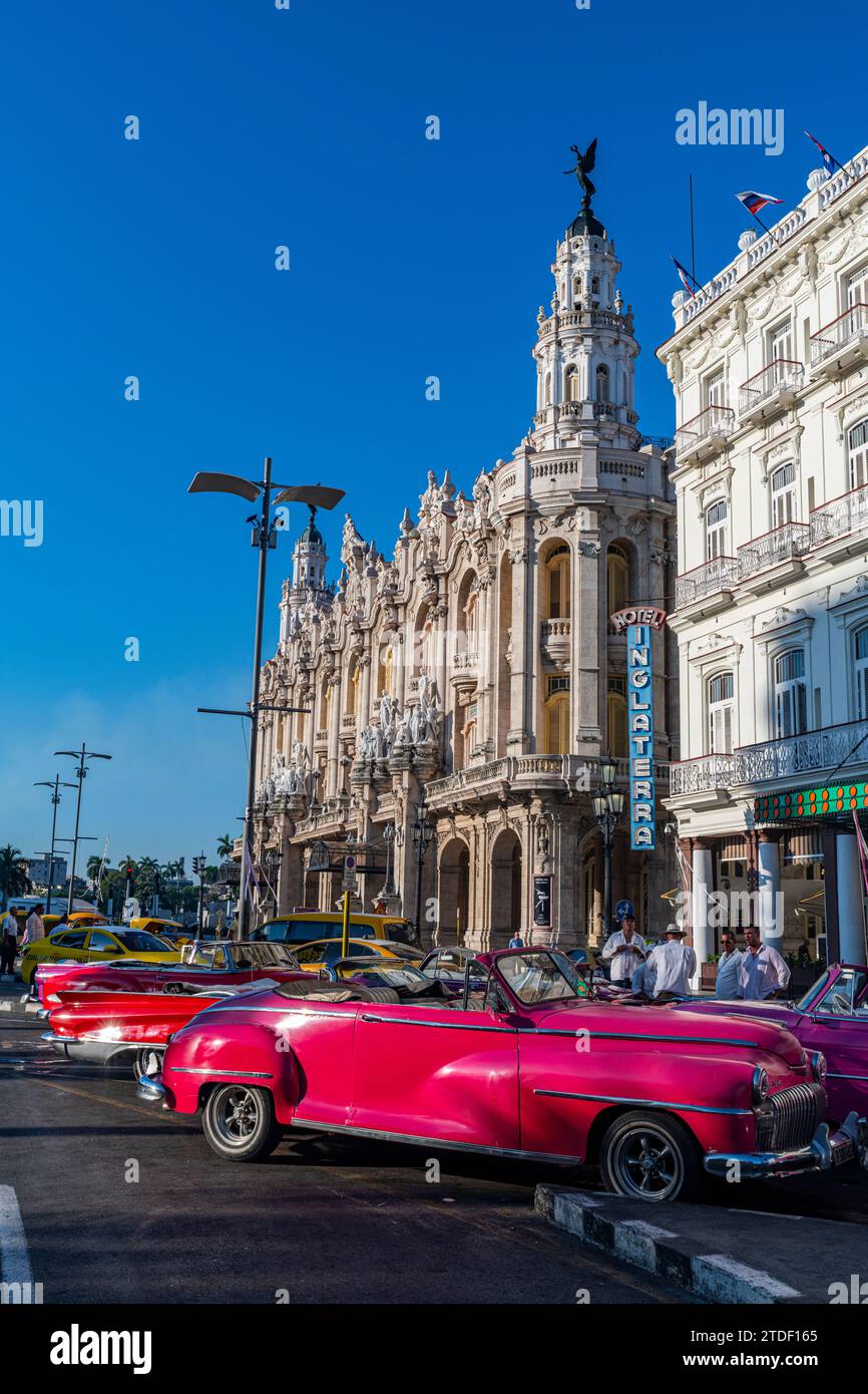 Oldtimer vor dem Theater von Havanna, Havanna, Kuba, Westindien, Mittelamerika Stockfoto