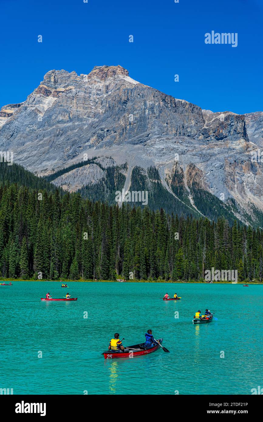 Touristen in Kanus, Emerald Lake, Yoho Nationalpark, UNESCO-Weltkulturerbe, British Columbia, Kanada, Nordamerika Stockfoto