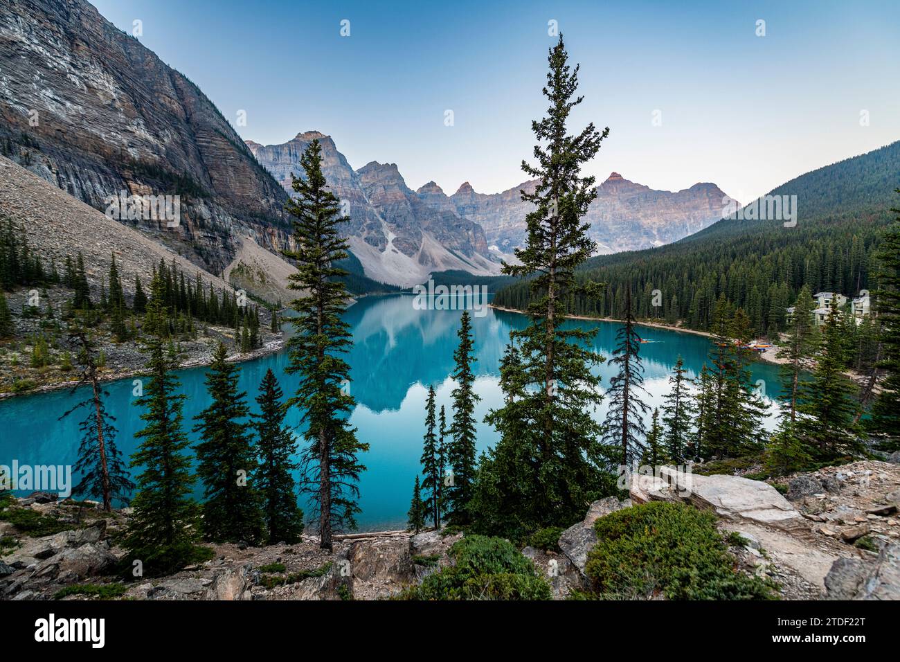 Sonnenaufgang am Lake Moraine, Banff National Park, UNESCO-Weltkulturerbe, Alberta, Rocky Mountains, Kanada, Nordamerika Stockfoto