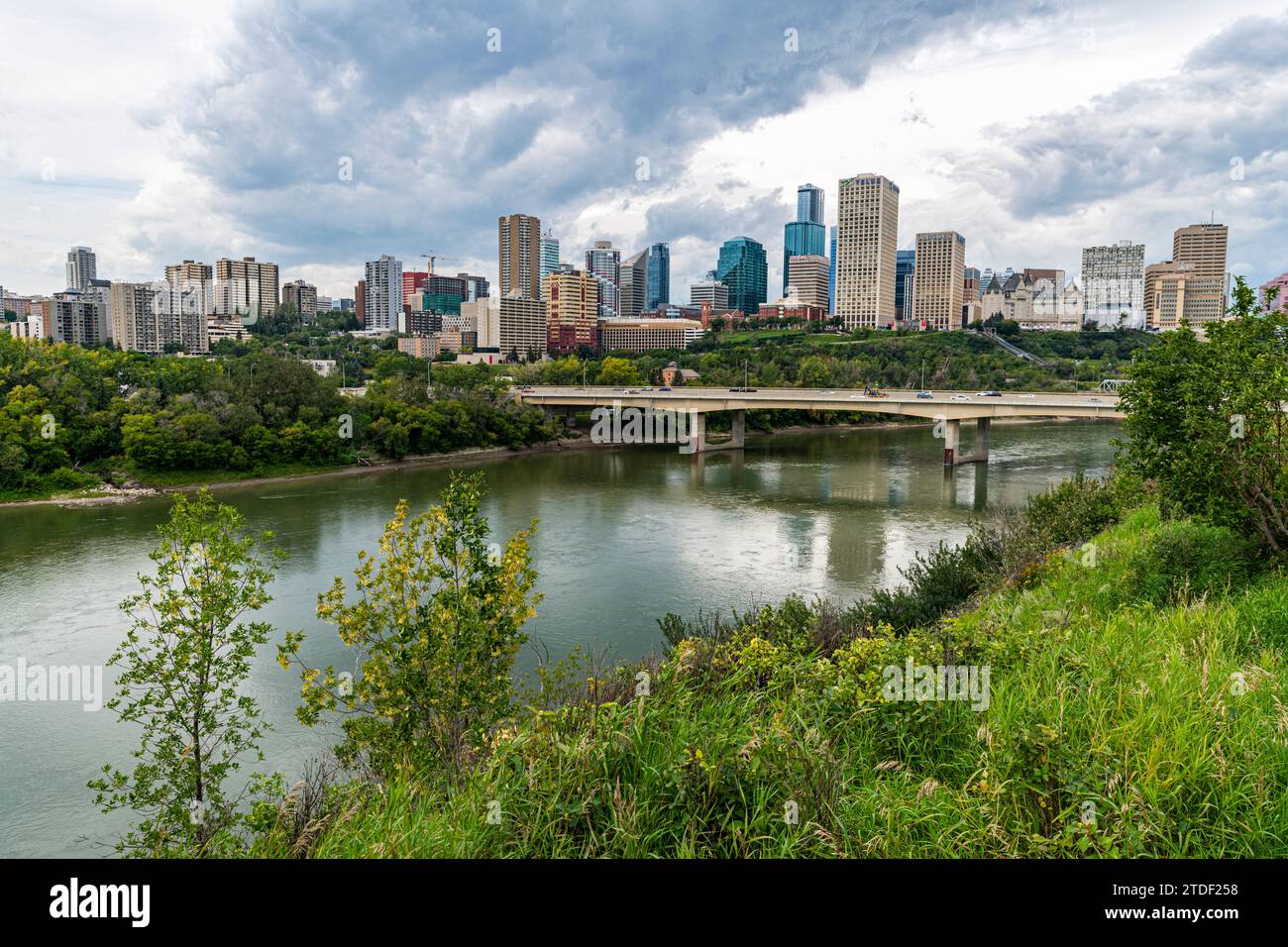 Skyline von Edmonton über dem North Saskatchewan River, Alberta, Kanada, Nordamerika Stockfoto