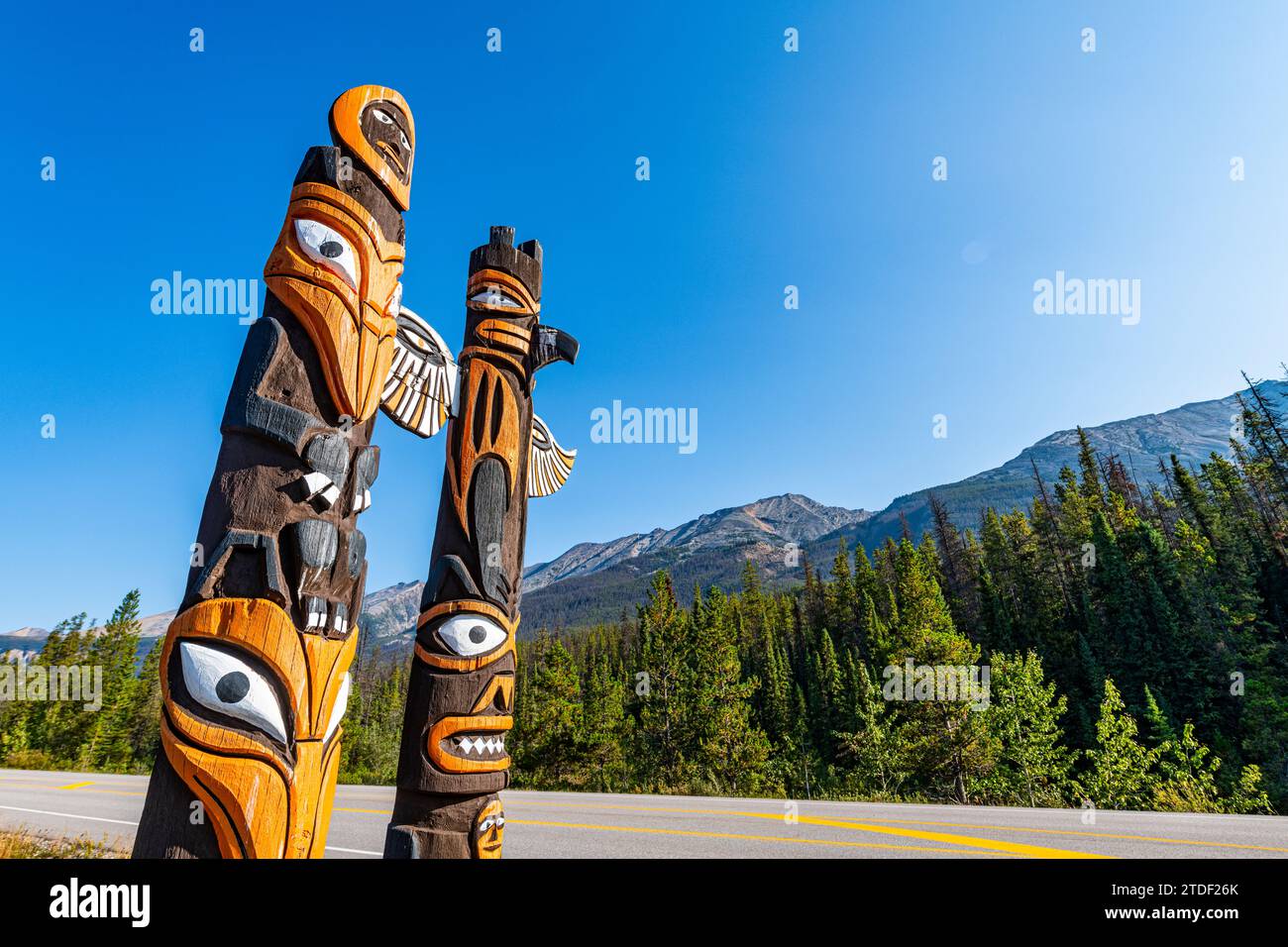 Totempfähle entlang des Glacier Parkway, Alberta, Kanada, Nordamerika Stockfoto