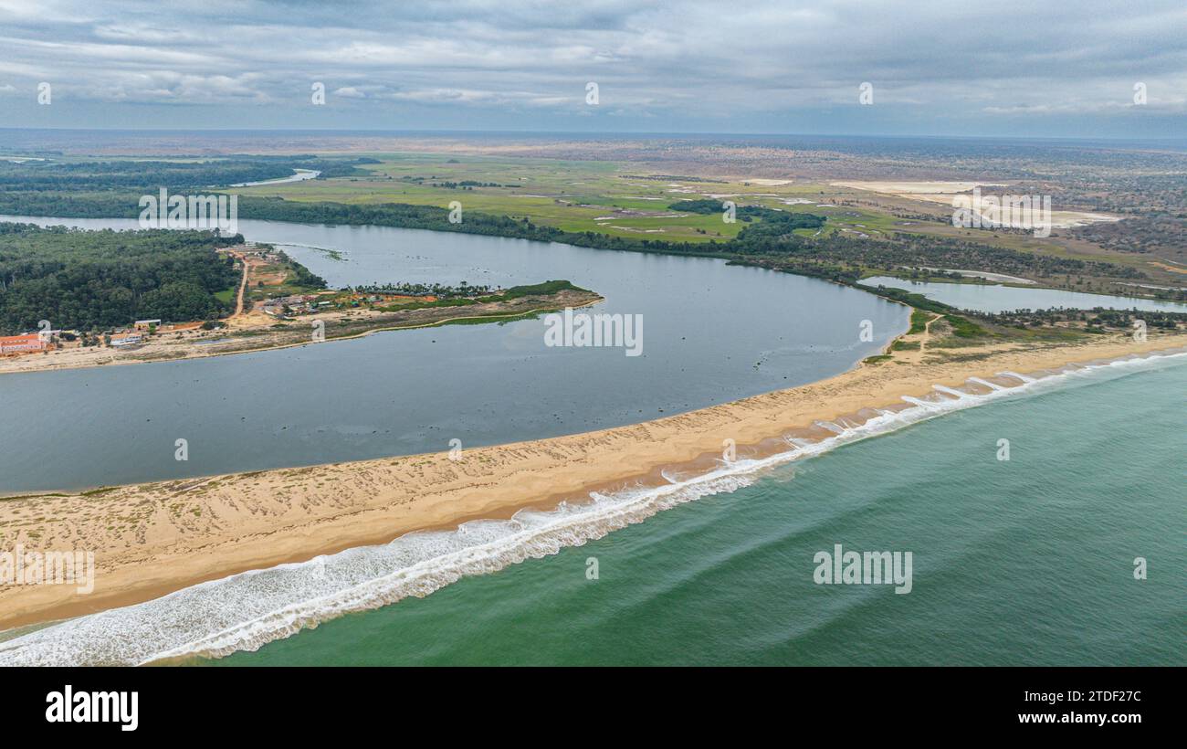 Luftlinie der Mündung des Flusses Cuanza, Angola, Afrika Stockfoto