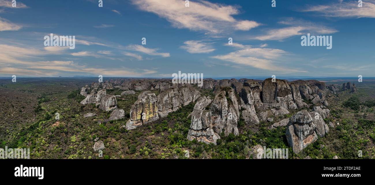 Luftbild aus schwarzen Felsen von Pungo Andongo, Malanje, Angola, Afrika Stockfoto