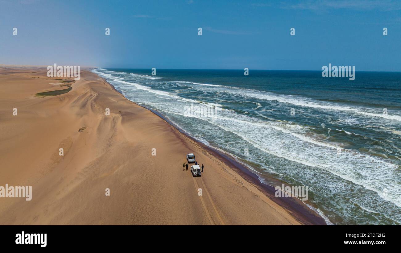 Autos fahren auf dem Kamm der Sanddünen entlang des Atlantiks, Namibe (Namib) Wüste, Iona Nationalpark, Namibe, Angola, Afrika Stockfoto