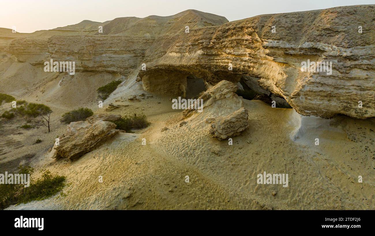 Riesiger Doppelbogen, Lagoa dos Arcos, Namibe (Namib) Wüste, Iona Nationalpark, Namibe, Angola, Afrika Stockfoto