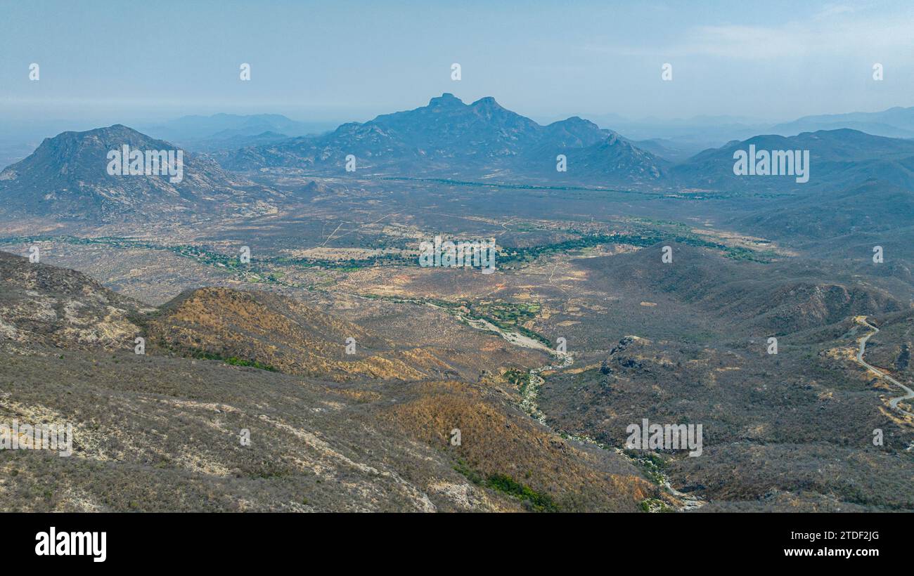 Aus der Vogelperspektive der Berge des Gebirgspasses Serra da Leba, Angola, Afrika Stockfoto