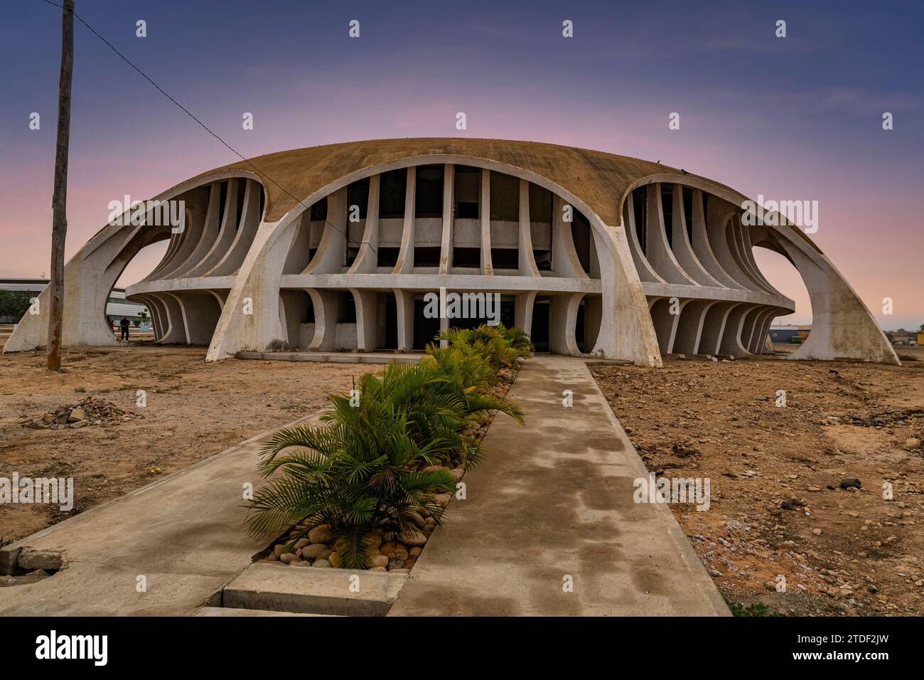 Blaue Stunde über dem kolonialen Kulturzentrum in der Stadt Namibe, Angola, Afrika Stockfoto