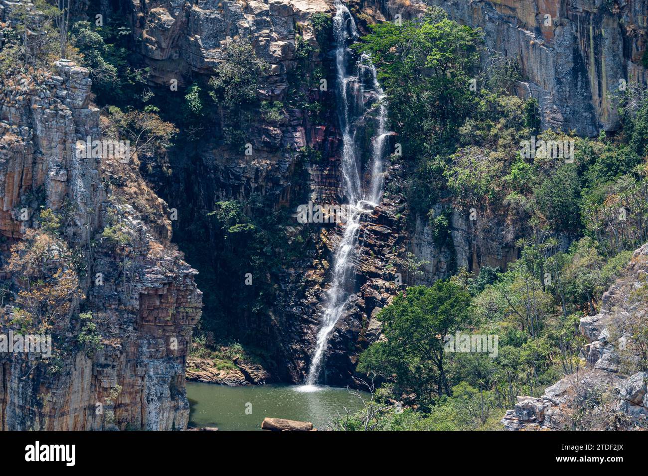 Aus der Luft eines Wasserfalls am Serra da Leba Bergpass, Angola, Afrika Stockfoto