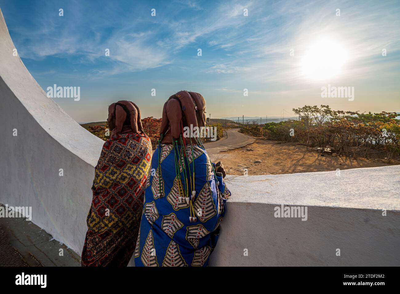 Muila-Mädchen stehen in der Christus-König-Statue, mit Blick auf Lubango, Angola, Afrika Stockfoto