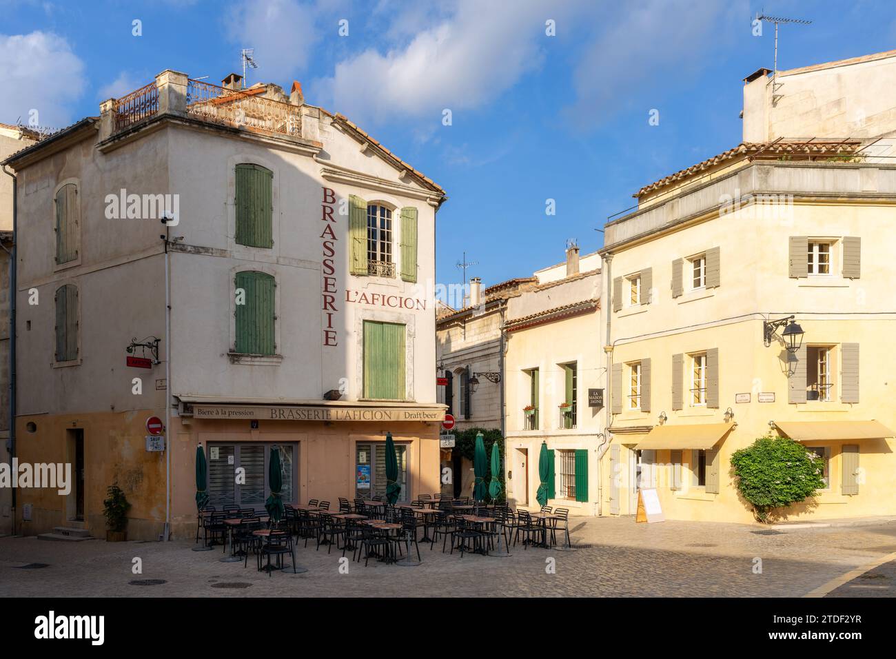 Straßenszene in Arles, Provence, Frankreich, Europa Stockfoto