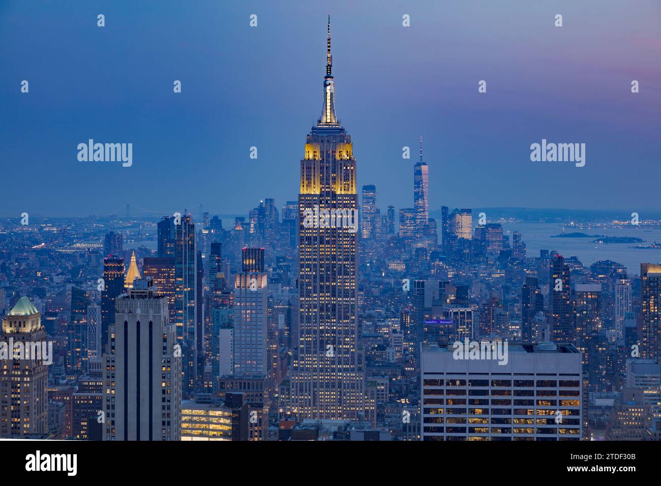 Empire State Building und New York City Skyline in der Abenddämmerung vom Top of the Rock, Rockefeller Center, New York City, USA Stockfoto