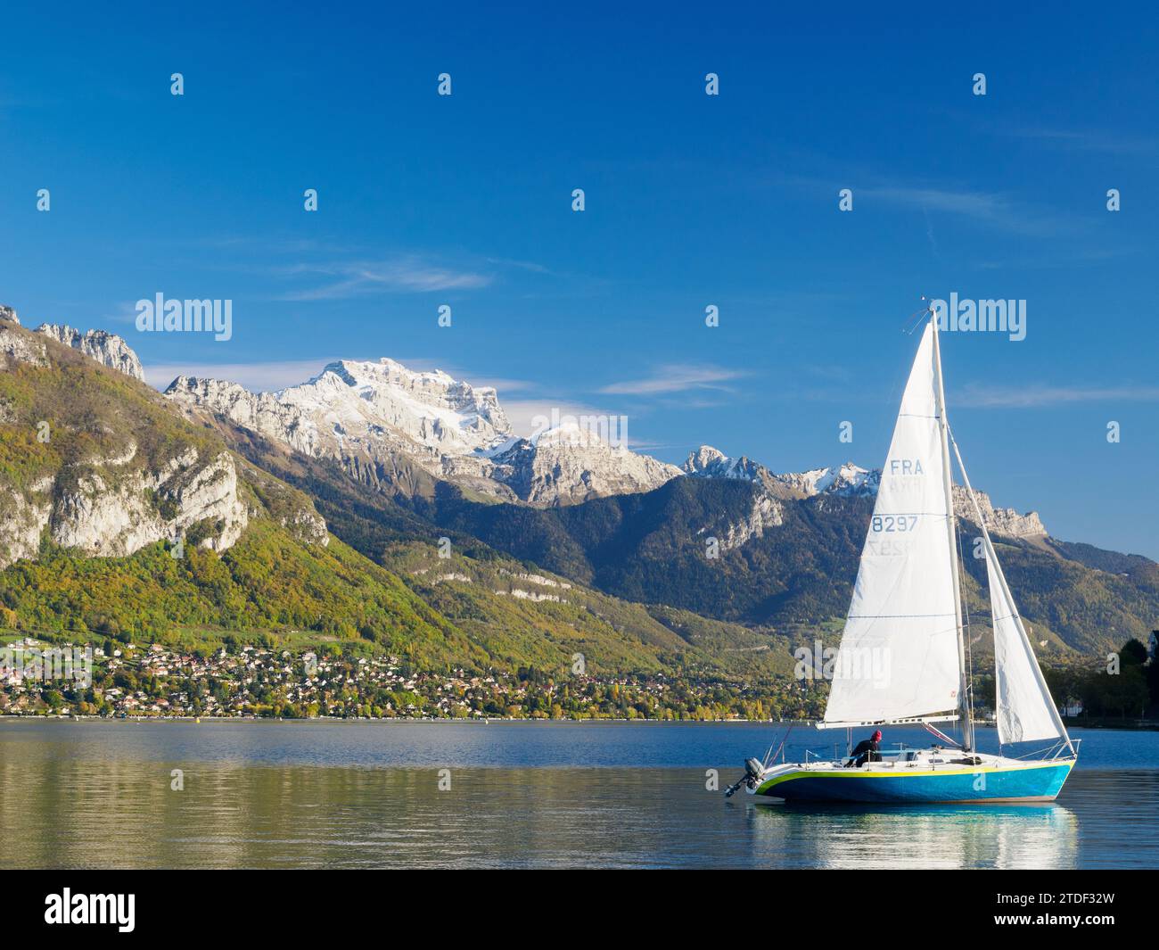 Ein Segelboot auf dem See von Annecy an einem wunderschönen späten Herbsttag, Annecy, Haute-Savoie, Frankreich, Europa Stockfoto