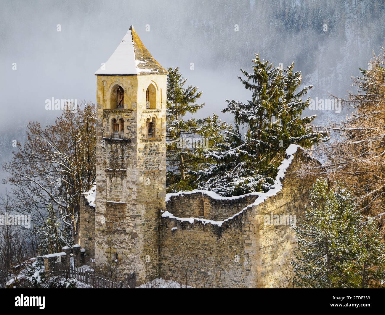 Die ehemalige Kirche von Sent, die in den frühen 1600er Jahren brannte, sandte nach Graubünden, Schweiz, Europa Stockfoto