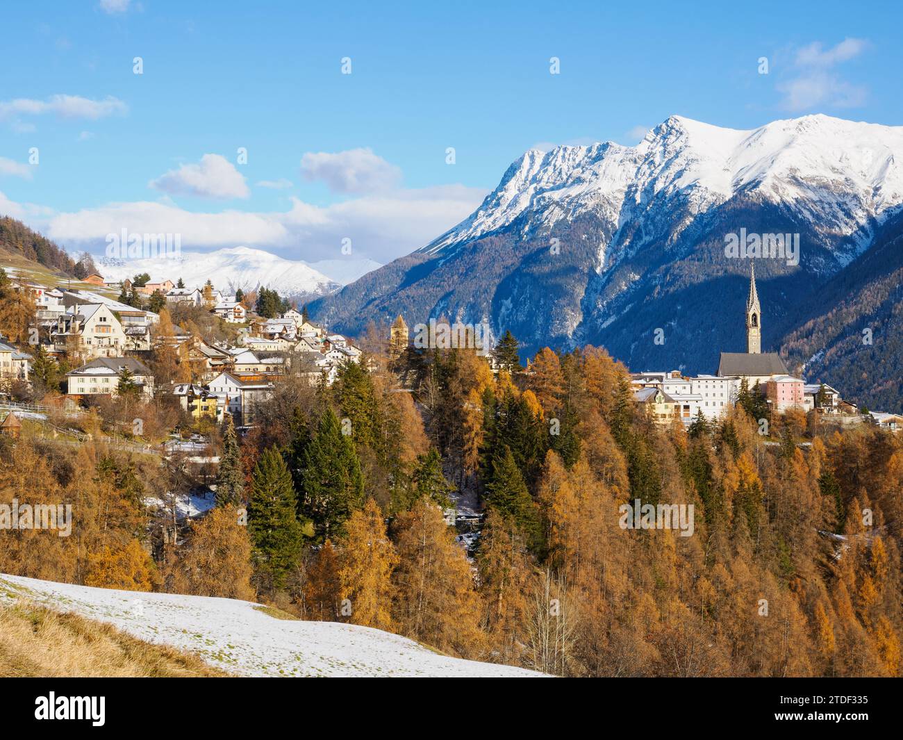 Das Dorf Sent und Herbstfarbe im Unterengadintal, Sent, Graubünden, Schweiz, Europa Stockfoto