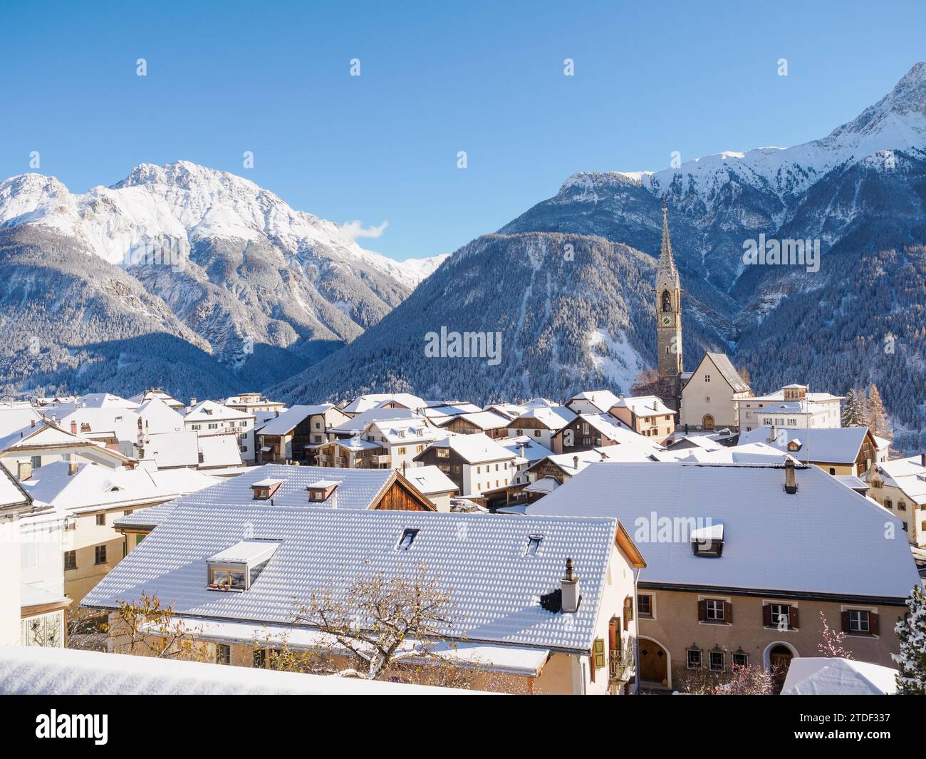 Schnee auf dem Alpendorf Sent, Graubünden, Schweiz, Europa Stockfoto