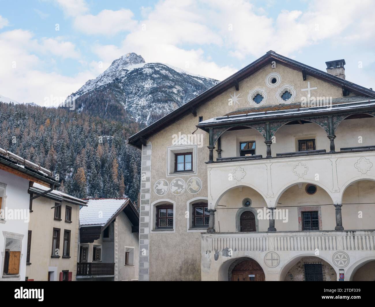 Einzigartige Sgraffito-Wandmalereien schmücken die traditionellen Häuser des Engadiner Tals, Graubünden, Schweiz, Europa Stockfoto