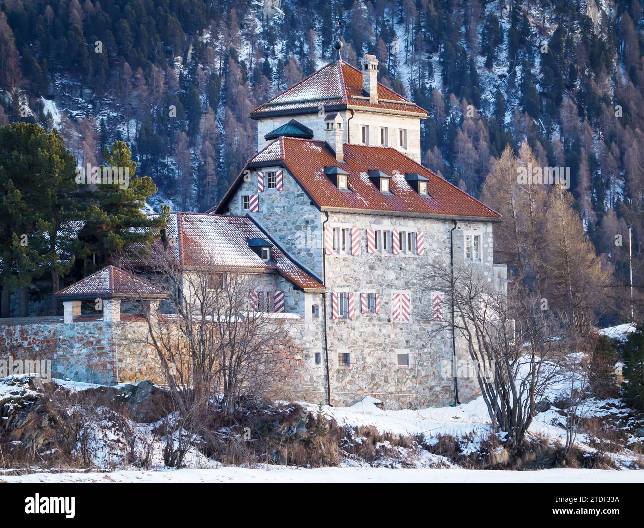 Ein burgenähnliches Haus aus dem frühen 20. Jahrhundert am Silvaplana-See in der Schweiz, Europa Stockfoto