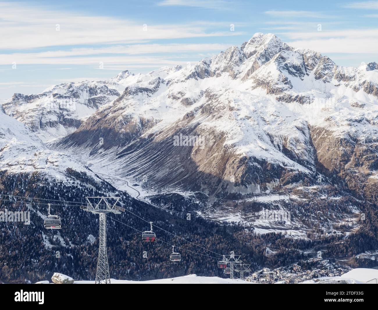 Seilbahn zum Mount Corvatsch in der Nähe von St. Moritz im südlichen Engadintal, Graubünden, Schweiz, Europa Stockfoto