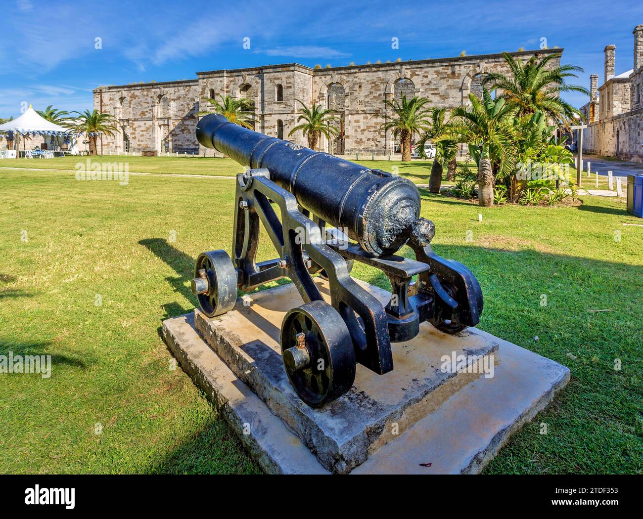 Ein Kanon vor dem Vorratslager an der stillgelegten Royal Naval Dockyard, Bermuda, Atlantik, Nordamerika Stockfoto