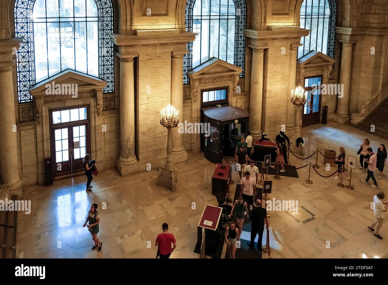 Innenraum des Eingangs zur New York Public Library (NYPL), zweitgrößte in den USA und viertgrößte in der Welt, New York City Stockfoto