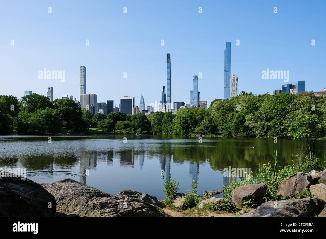 New York City City City vom See aus betrachtet, dem größten Gewässer des Central Parks nach dem Reservoir, Central Park, Manhattan, New York City Stockfoto