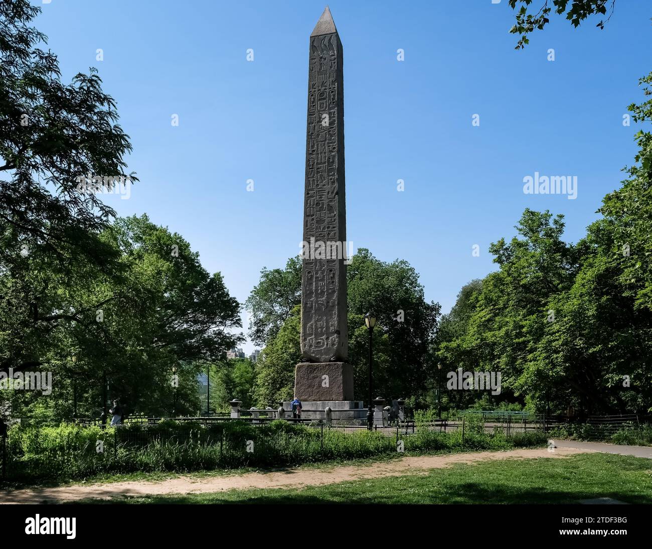 Blick auf Cleopatras Nadel, einen roten Granitobelisken, vom Tempel des Ra im alten Ägypten, Central Park, New York City, Vereinigte Staaten von Amerika Stockfoto