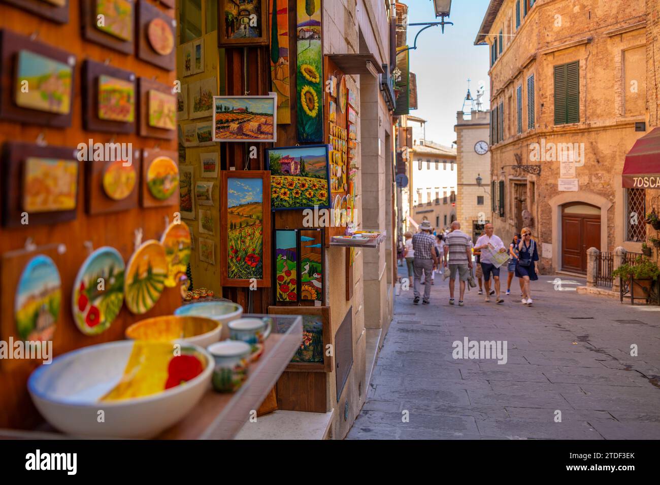 Blick auf Geschäfte und Shopper in engen Straßen in Montepulciano, Montepulciano, Provinz Siena, Toskana, Italien, Europa Stockfoto
