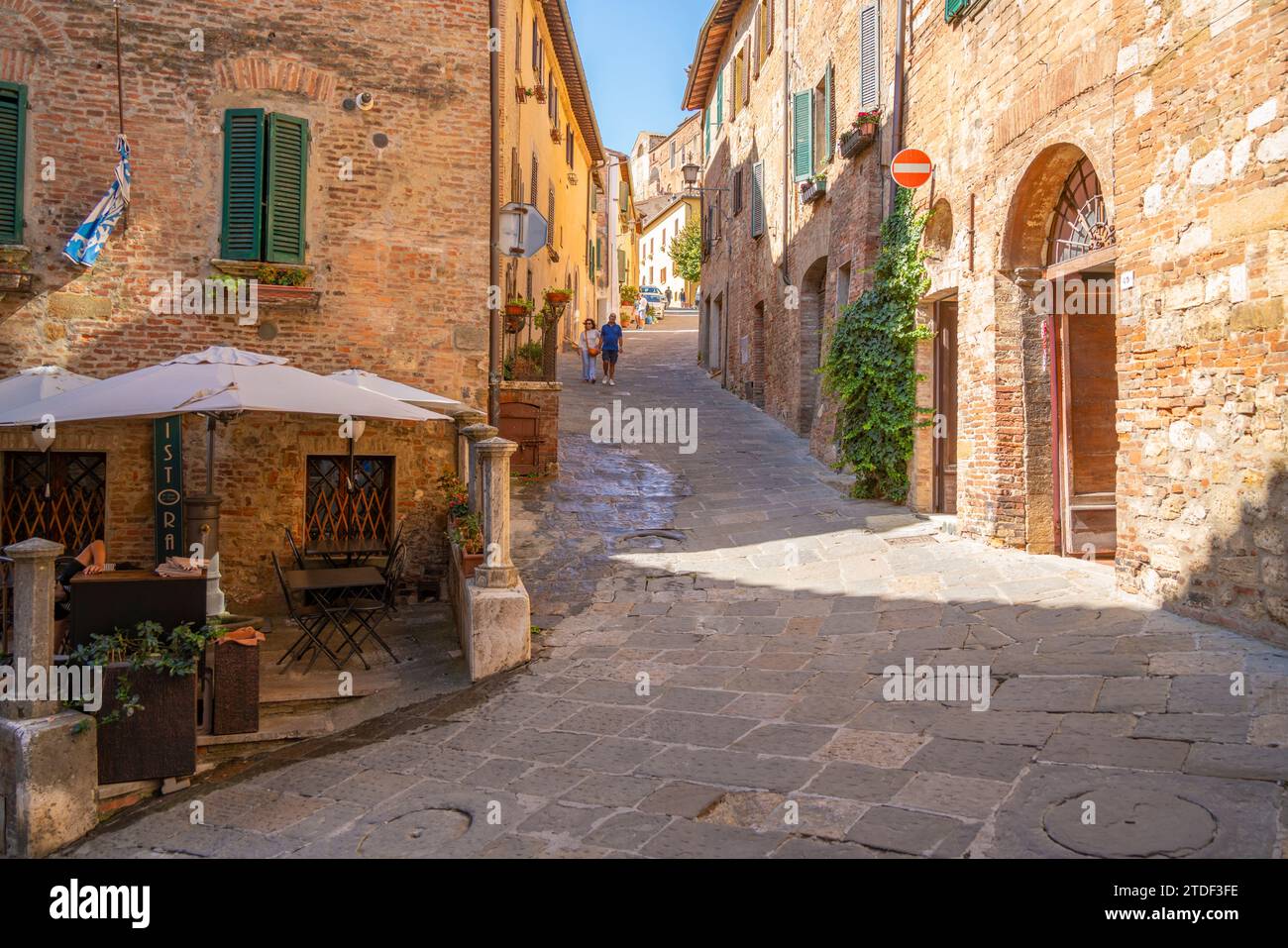Blick auf das Café und die Bar in einer engen Straße in Montepulciano, Montepulciano, Provinz Siena, Toskana, Italien, Europa Stockfoto