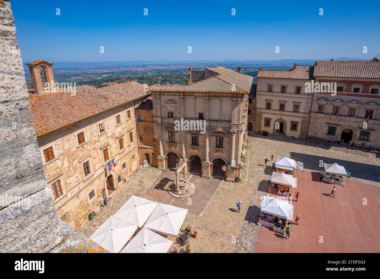 Blick auf die Piazza Grande vom Palazzo Comunale in Montepulciano, Montepulciano, Provinz Siena, Toskana, Italien, Europa Stockfoto
