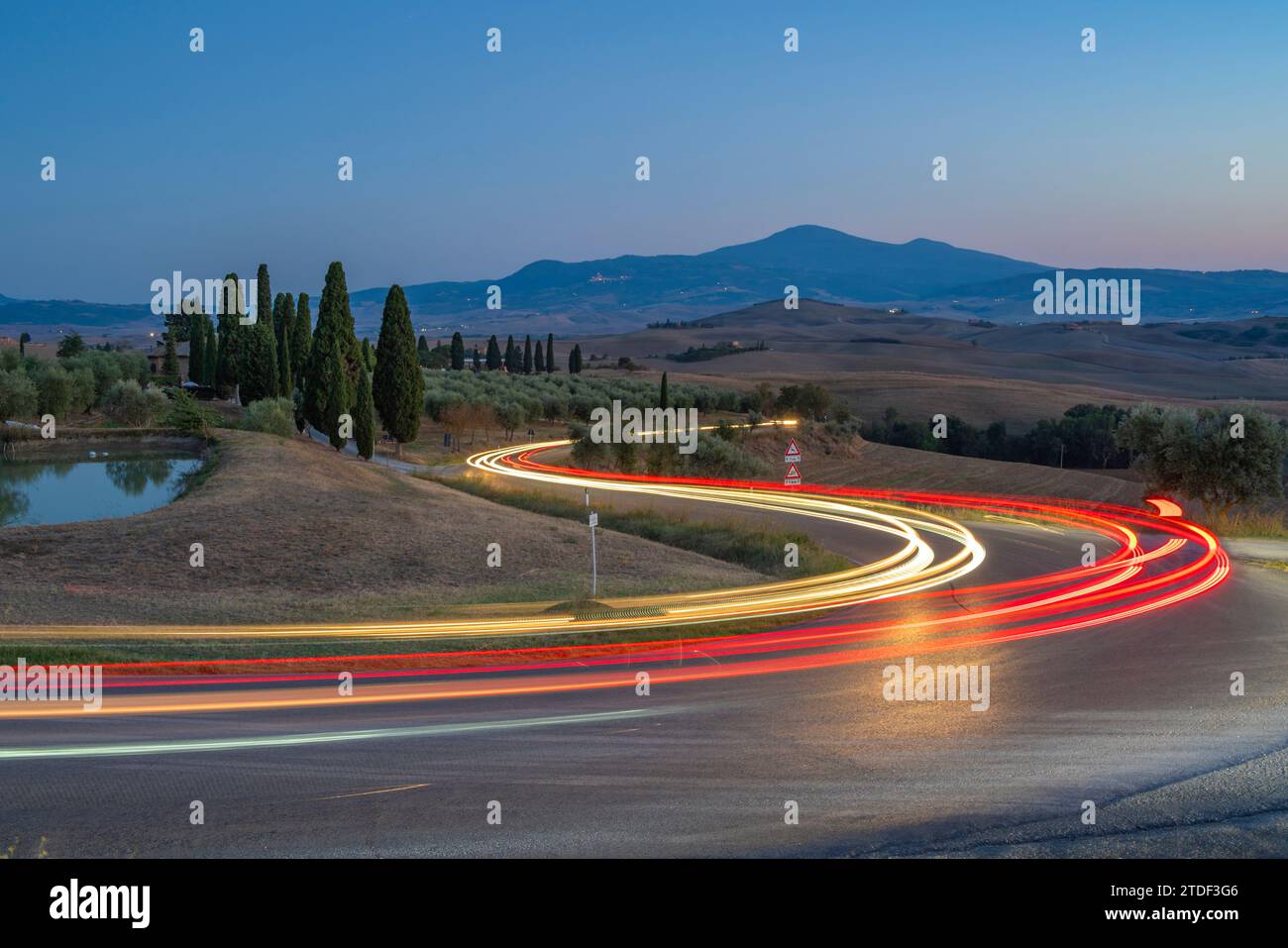 Blick auf die Straßenlaternen in der toskanischen Landschaft in der Nähe von Pienza in der Abenddämmerung, Pienza, Provinz Siena, Toskana, Italien, Europa Stockfoto