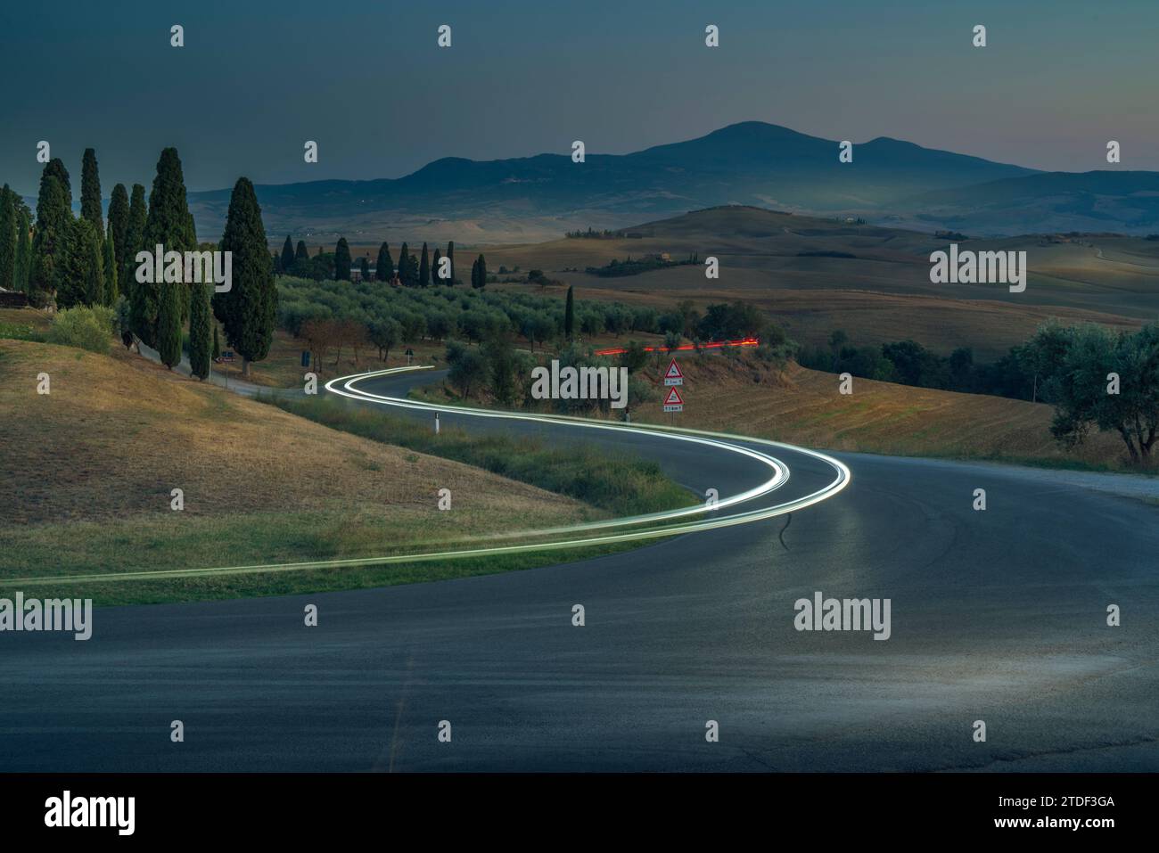 Blick auf die Straßenlaternen in der toskanischen Landschaft in der Nähe von Pienza in der Abenddämmerung, Pienza, Provinz Siena, Toskana, Italien, Europa Stockfoto